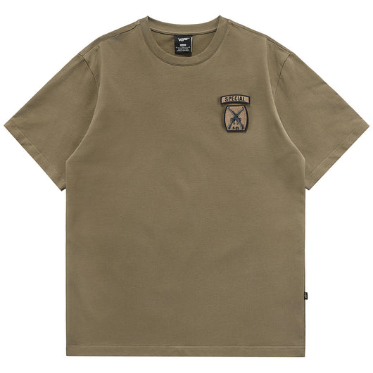 Polera Vintage con Emblema Bordado Cuello Redondo para Hombre - Image 9