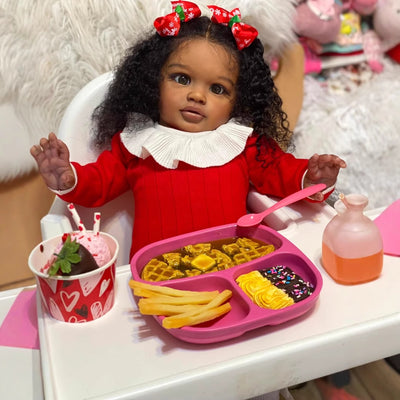 Muñeca Realista de Tez Oscura con Outfit Rojo de Manga Larga - Image 3