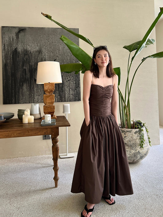 Vestido Plisado de Algodón con Escote V y Cintura Ajustable - Image 5