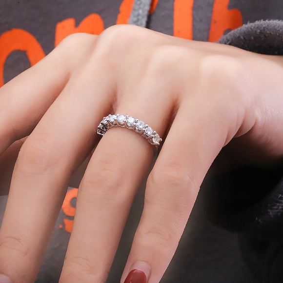 Anillo de Oro con Moissanita Rota - Diseño Único y Elegante