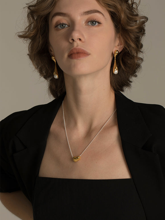 Collar Clásico de Oro con Dije Lingote Elegante y Versátil