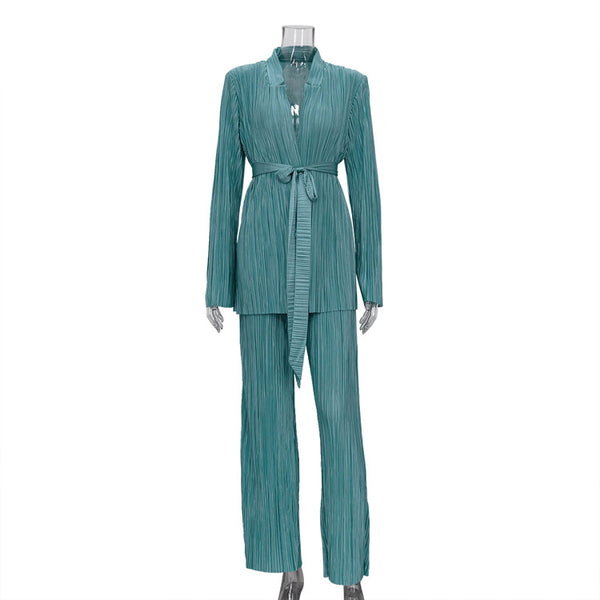 Traje de Dos Piezas con Camisa de Cordones y Pantalón Plisado - Image 5