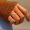 Anillo Ajustable con Patrón de Ondas y Circones Incrustados