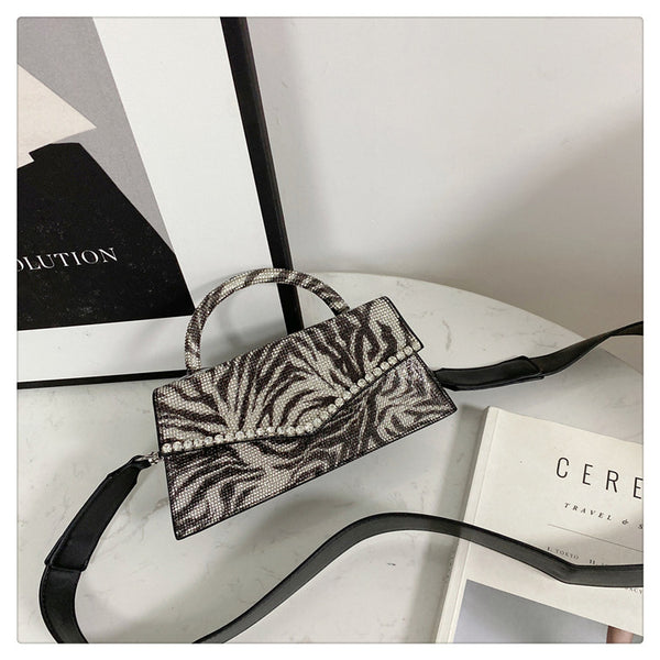Bolso con Incrustaciones de Diamantes y Detalles en Patrón Cebra