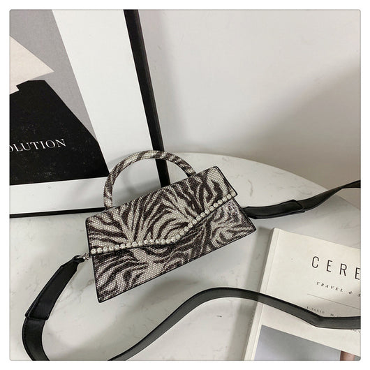 Bolso con Incrustaciones de Diamantes y Detalles en Patrón Cebra - Image 2