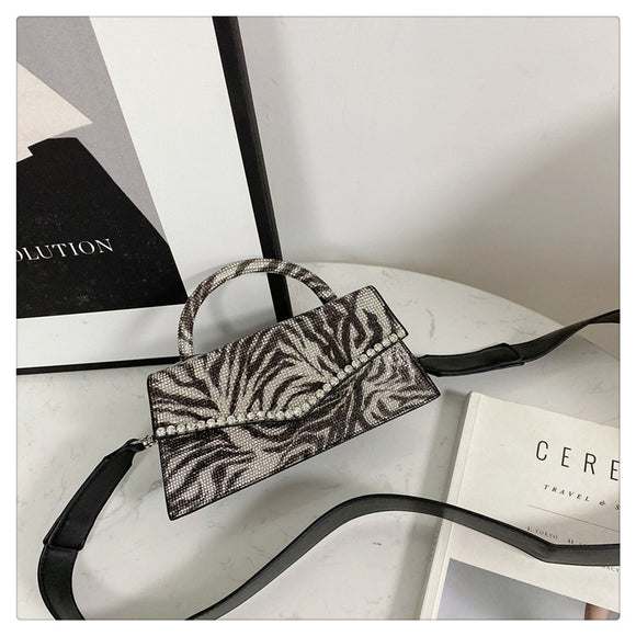Bolso con Incrustaciones de Diamantes y Detalles en Patrón Cebra