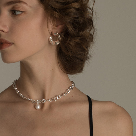 Aretes de Lujo Ligero con Textura Irregular y Giro Moderno