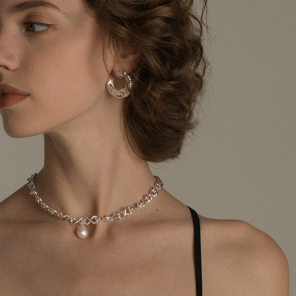 Aretes de Lujo Ligero con Textura Irregular y Giro Moderno