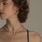 Aretes de Lujo Ligero con Textura Irregular y Giro Moderno