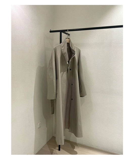 Gabardina Larga de Cuello Alto con Diseño Versátil y Elegancia Contemporánea - Image 16