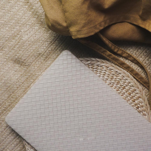 Funda para Laptop Tejida en Cuero Color Té con Leche - Image 6