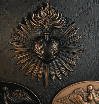 Ornamento Decorativo Corazón Sagrado en Relieve de Resina - Image 11