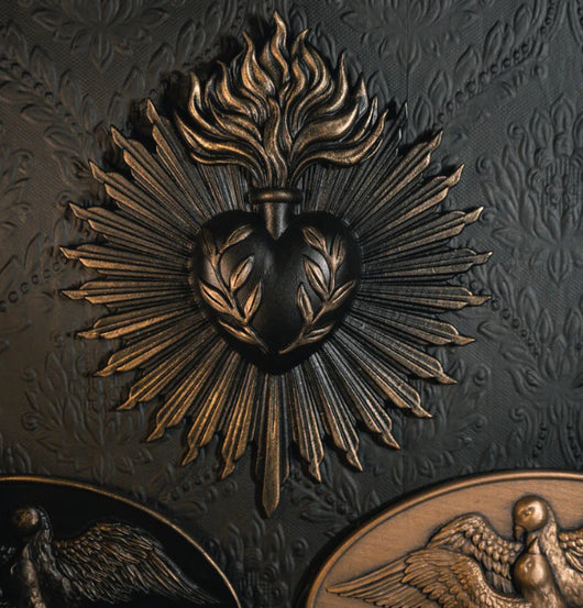 Ornamento Decorativo Corazón Sagrado en Relieve de Resina - Image 11