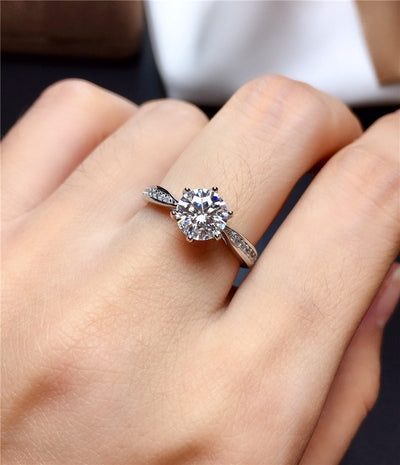 Anillo de Moissanita Plata de Ley con Baño de Oro Blanco 18K