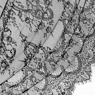 Conjunto de Encaje con Pestaña y Tela de Encaje en Negro y Blanco - Image 2