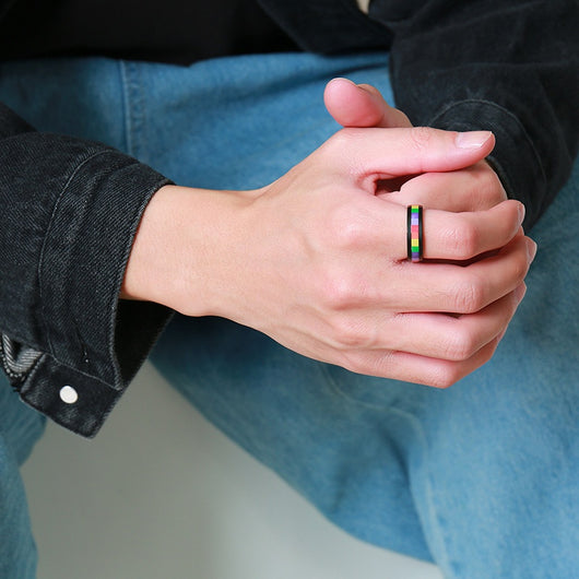 Anillo de Acero Titanio Negro con Seis Colores Pride - Image 10