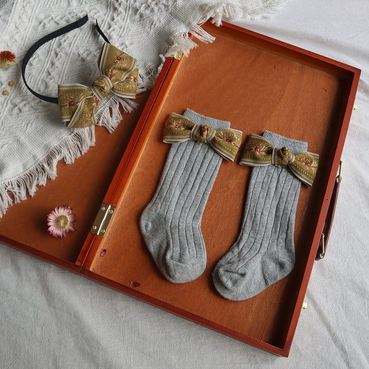 Conjunto de Accesorios para Bebé Recién Nacido - Diadema, Calcetines y Moño Decorativo - Image 4