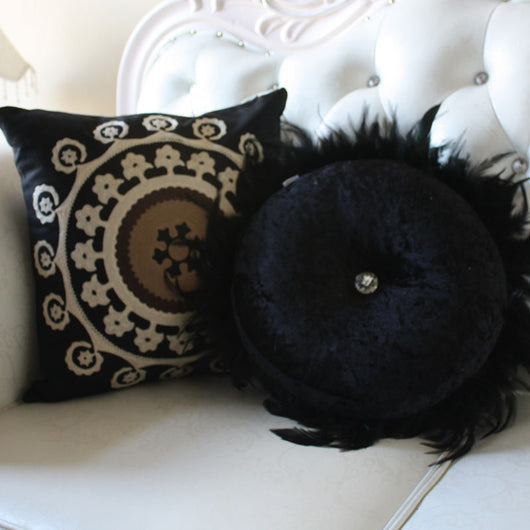 Almohada Decorativa Cuadrada con Broche Diamante y Pluma - Image 4