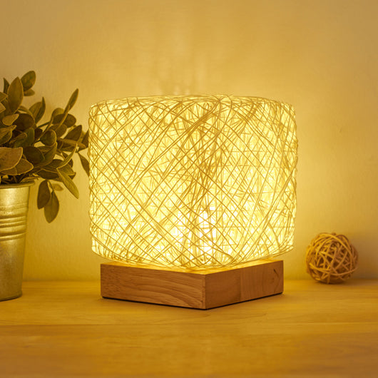Lámpara de Mesa LED de Ratán Tejida a Mano con Carga USB - Image 4