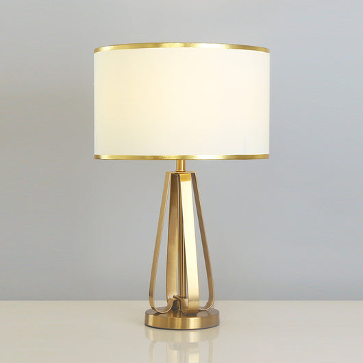 Lámpara de Mesa Nórdica Dorada - Image 3