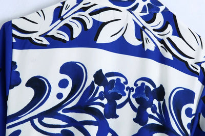 Vestido Camisero Azul y Blanco Porcelana con Solapa y Drapeado en Cintura - Image 17