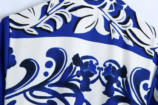 Vestido Camisero Azul y Blanco Porcelana con Solapa y Drapeado en Cintura - Image 17