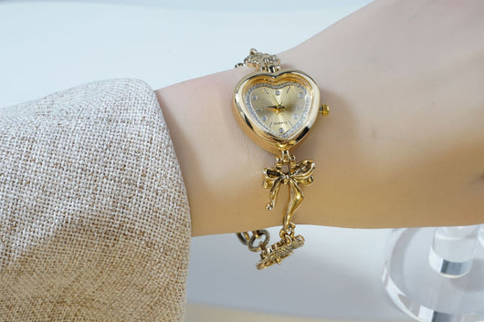 Reloj Pulsera Retro en Forma de Corazón con Diseño de Lazo Dorado y Flores - Image 8