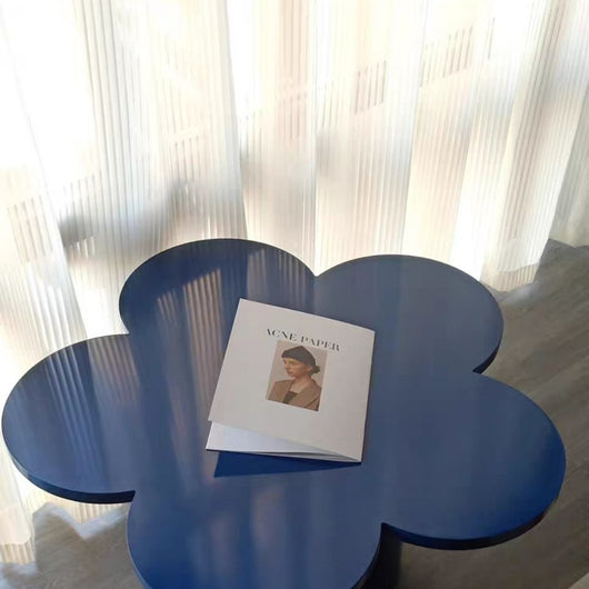 Mesa Minimalista Klein Blue con Flor - Diseño Moderno para tu Hogar - Image 3