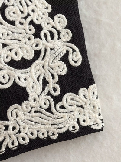Traje Conjunto Falda Tubo con Blusa Bordada y Detalle Anudado - Image 14