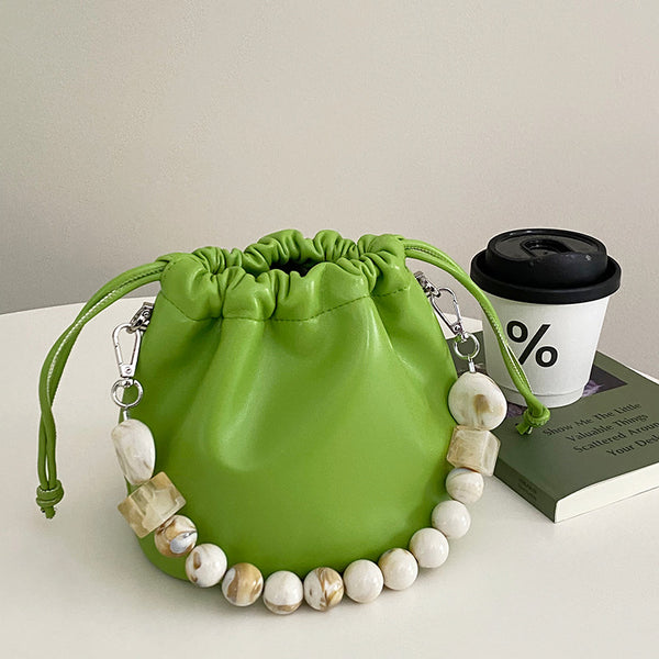 Bolsa Tipo Nube Suave con Cordón, Pliegues y Cadena de Perlas