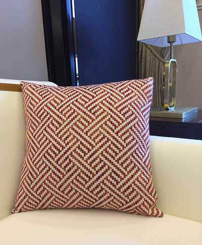 Almohada Naranja con Geometría Tridimensional Cuadrada - Image 7