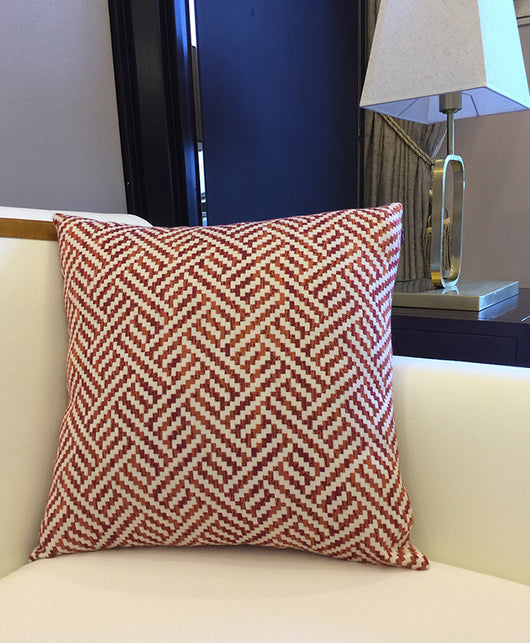 Almohada Naranja con Geometría Tridimensional Cuadrada - Image 7