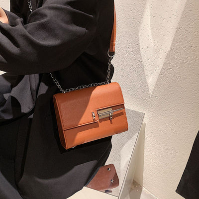 Bolso Diagonal de Mujer con Cadena Texturizada y Diseño Asimétrico - Image 11