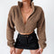 Blusa Moderna con Cuello de Pie y Cierre de Cremallera