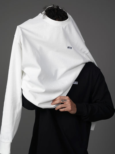 Camiseta Suelta de Cuello Redondo en Blanco y Negro - Image 13