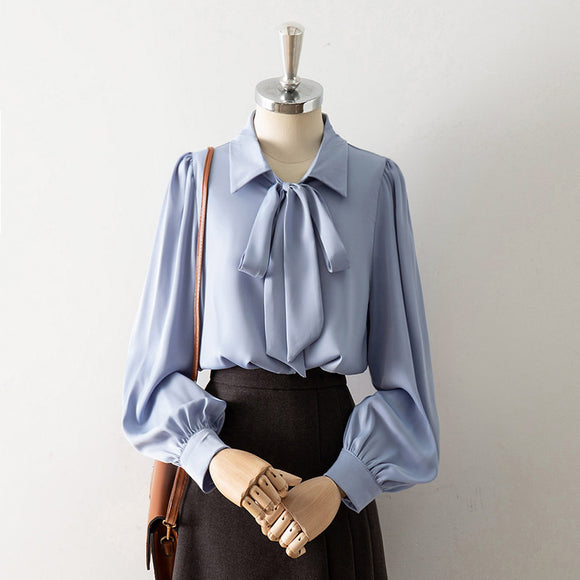 Blusa Blanca con Moño de Satén en Solapa para Mujer