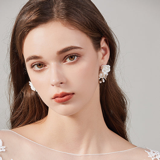 Aretes de Cerámica con Flores Blancas