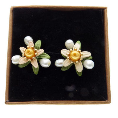Aretes Retro Flor de Azahar con Perla de Agua Dulce Amarilla y Acabado Lacado Verde - Image 8