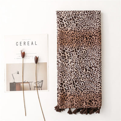 Pañuelo de Seda Voile Estampado Leopardo Degradado Café con Borlas Artesanales Protección Solar - Image 2