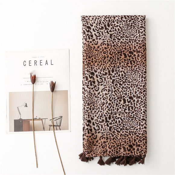 Pañuelo de Seda Voile Estampado Leopardo Degradado Café con Borlas Artesanales Protección Solar