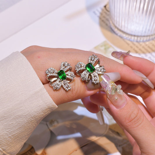 Aretes de Plata Esterlina con Esmeralda Verde en Forma de Moño