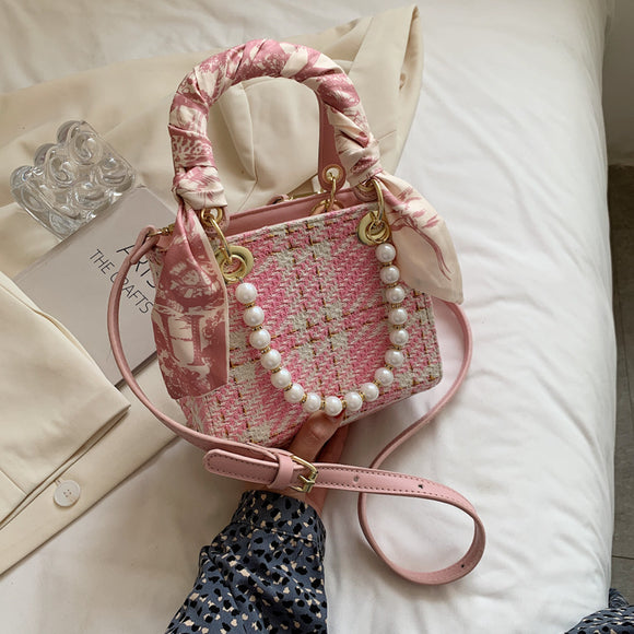 Bolso Diagonal Elegante con Perla y Diseño Asimétrico