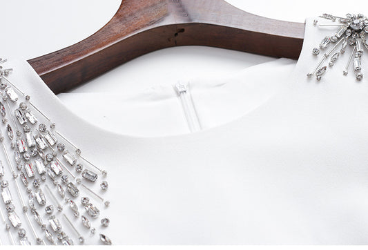 Vestido Elegante con Mangas Acampanadas y Detalles de Diamantes Incrustados - Image 2