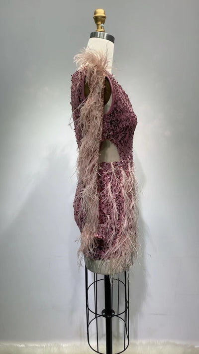 Vestido de Fiesta Ajustado con Lentejuelas y Plumas - Manga Larga Escotado - Image 5