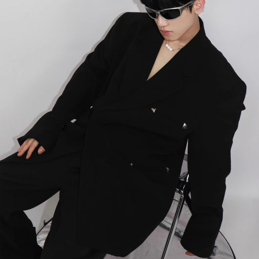 Blazer Ejecutivo con Hombreras Acolchadas y Detalles Metálicos