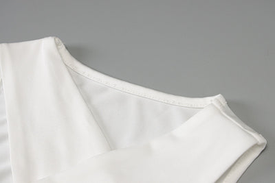 Vestido Ajustado con Cuello Halter y Pliegues Elegantes - Image 3