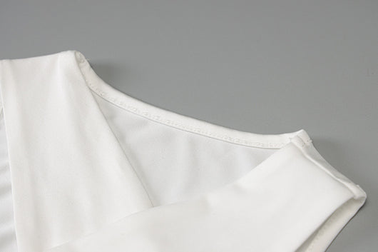 Vestido Ajustado con Cuello Halter y Pliegues Elegantes - Image 3
