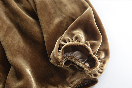 Blusa Elegante de Terciopelo Dorado con Cuello en V y Mangas Largas - Image 11