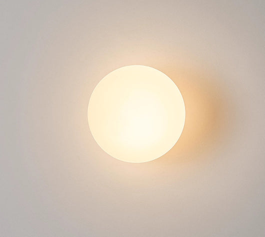 Lámpara de Pared Minimalista con Esfera de Vidrio para Sala de Estar - Image 6