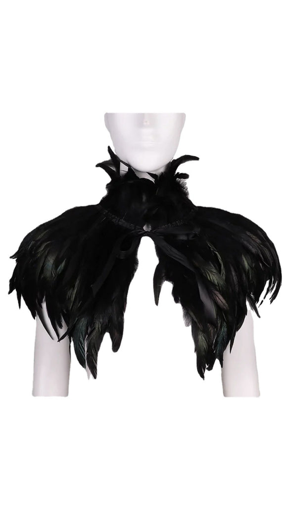 Capa Gótica Amazona con Cuello de Plumas